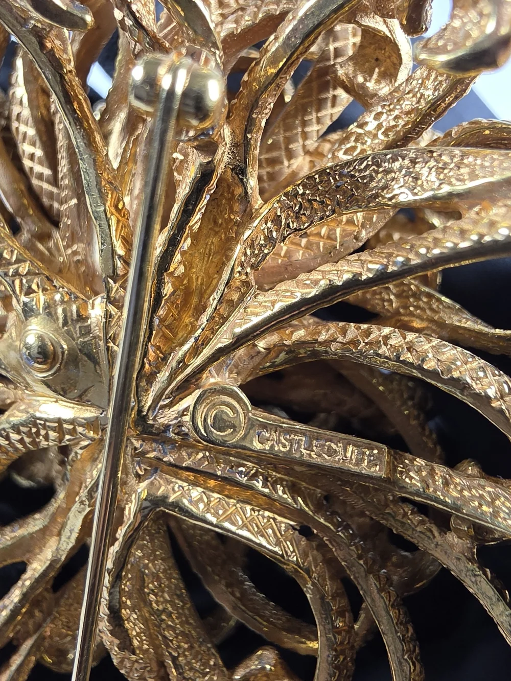 VNTG Signed Castlecliff Gold Tone Chrysanthemum Floral Brooch Pin Textured MCM